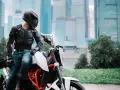 Lato na moto: Jaka kurtka zapewni wentylację i ochronę?