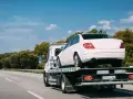 Holowanie na autostradzie: Ile zapłacisz i jak się chronić?