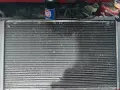 Chłodnica samochodowa z puszką preparatu antykorozyjnego i kluczem.