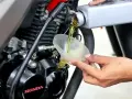 Olej motocyklowy do samochodu? Cicha pułapka dla Twojego silnika!