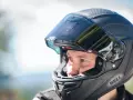 Idealne dopasowanie kasku motocyklowego: Poradnik krok po kroku