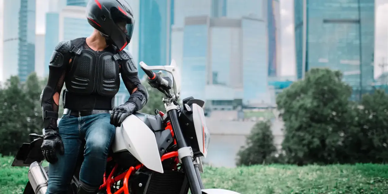 Lato na moto: Jaka kurtka zapewni wentylację i ochronę?