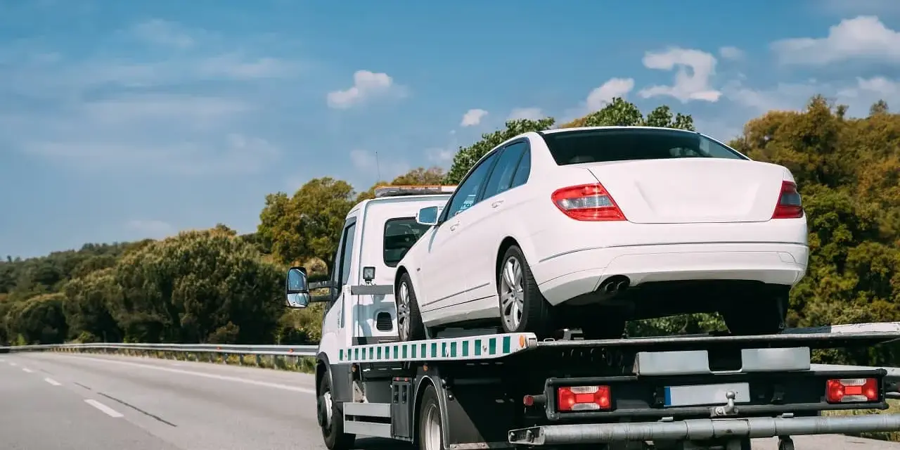 Holowanie na autostradzie: Ile zapłacisz i jak się chronić?