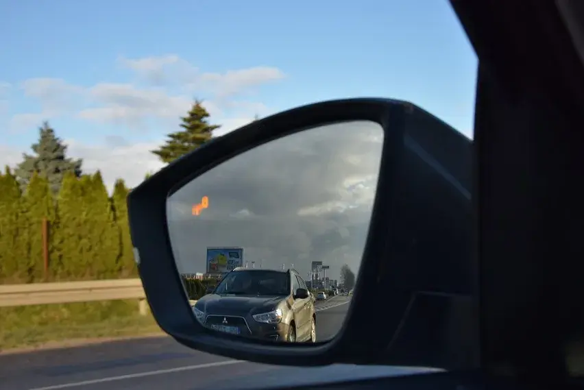 Jak ustawić lusterka w samochodzie? Pożegnaj martwe pole!