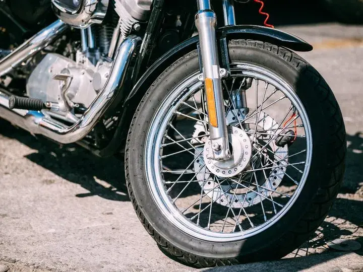 Ciśnienie w oponach motocykla: klucz do bezpieczeństwa i oszczędności?