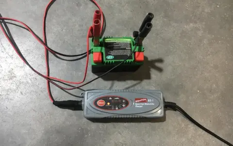 Jak ładować akumulator motocyklowy? Poradnik Ryszarda Kowalczyka