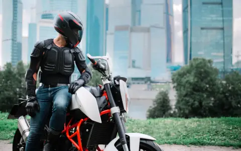 Lato na moto: Jaka kurtka zapewni wentylację i ochronę?