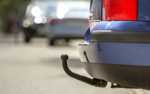 Jak oznaczyć holowany samochód? Uniknij mandatu i jedź bezpiecznie!