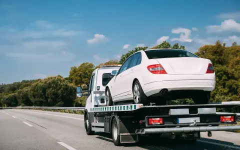 Holowanie na autostradzie: Ile zapłacisz i jak się chronić?