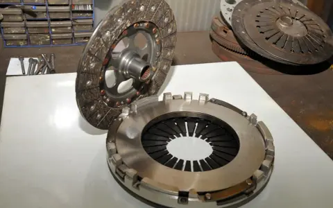 Wymiana sprzęgła: realny czas, koszty i sekrety mechanika