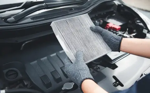 Jak wyczyścić klimatyzację w samochodzie? Poradnik DIY i serwis