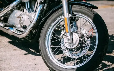 Ciśnienie w oponach motocykla: klucz do bezpieczeństwa i oszczędności?