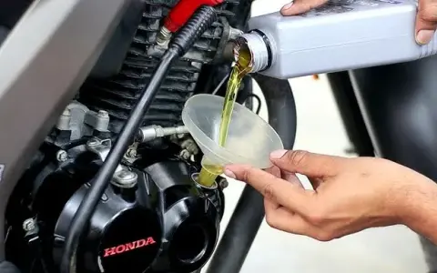 Olej motocyklowy do samochodu? Cicha pułapka dla Twojego silnika!