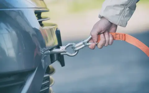 Jak jechać holowanym samochodem? Zasady i bezpieczeństwo od eksperta
