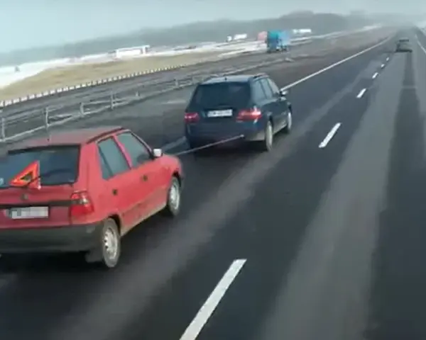 Czy można holować na autostradzie? Poznaj zasady i uniknij mandatu
