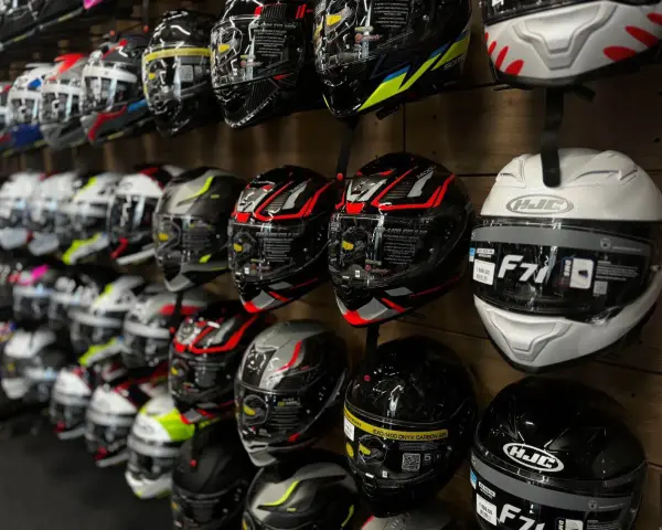Kask motocyklowy do 1500 zł: Ranking i porady eksperta (ECE 22.06)