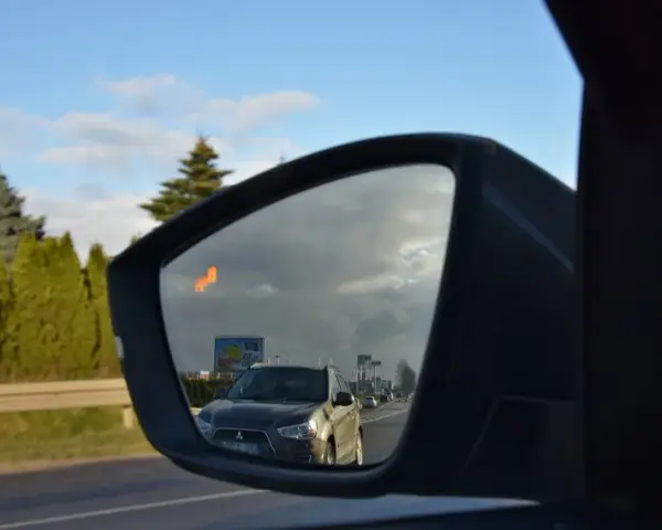 Jak ustawić lusterka w samochodzie? Pożegnaj martwe pole!