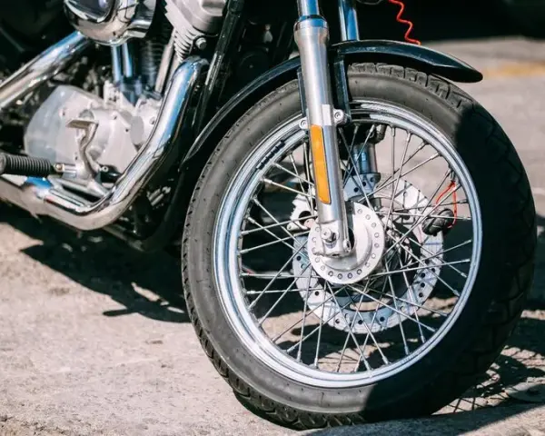Ciśnienie w oponach motocykla: klucz do bezpieczeństwa i oszczędności?