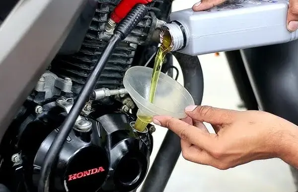 Olej motocyklowy do samochodu? Cicha pułapka dla Twojego silnika!