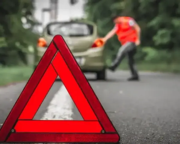 Holowanie samochodu: Jak oznakować pojazd i uniknąć mandatu?