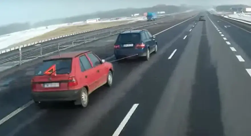 Czy można holować na autostradzie? Poznaj zasady i uniknij mandatu