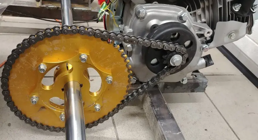 Jak zakuć łańcuch motocyklowy bezpiecznie? Uniknij błędów!