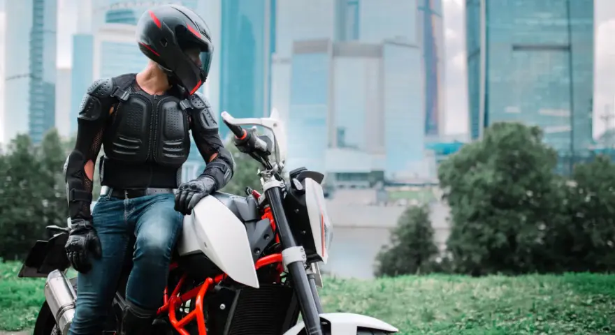Lato na moto: Jaka kurtka zapewni wentylację i ochronę?