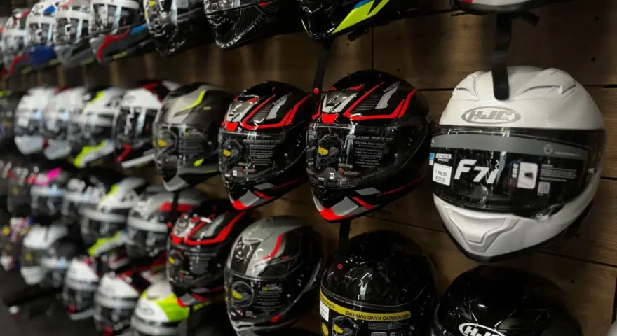 Kask motocyklowy do 1500 zł: Ranking i porady eksperta (ECE 22.06)