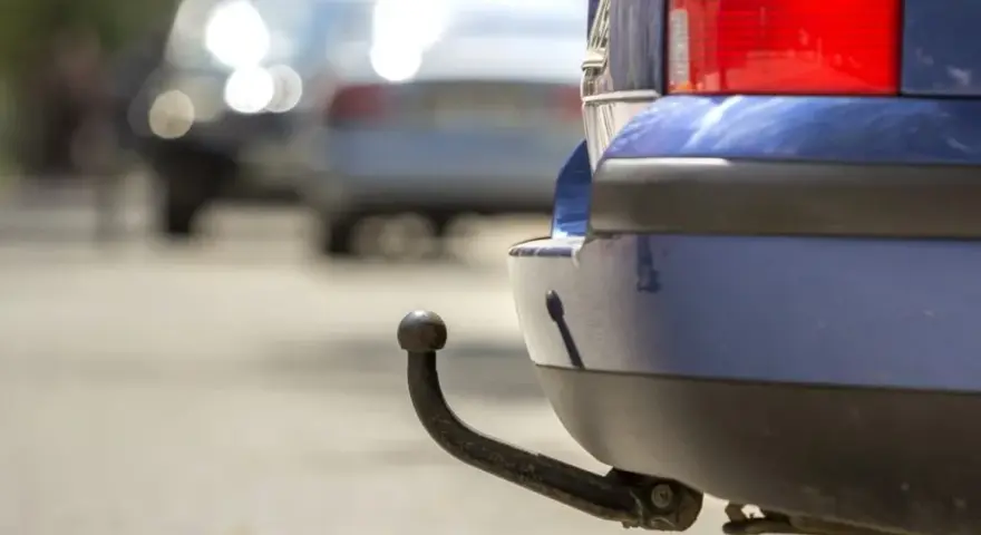 Jak oznaczyć holowany samochód? Uniknij mandatu i jedź bezpiecznie!