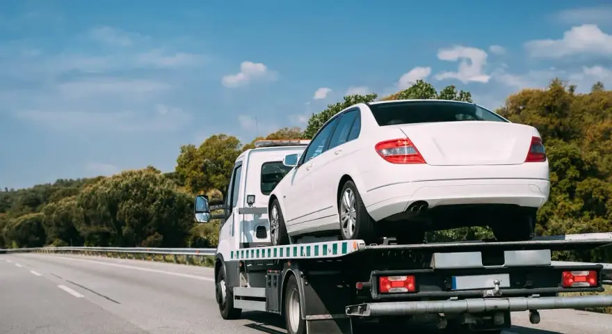 Holowanie na autostradzie: Ile zapłacisz i jak się chronić?