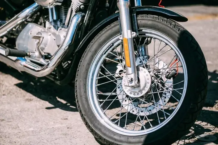 Ciśnienie w oponach motocykla: klucz do bezpieczeństwa i oszczędności?
