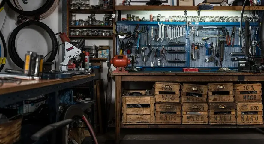 Twój warsztat w garażu: Jak stworzyć idealną przestrzeń DIY?