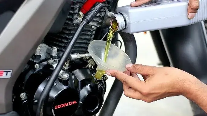 Olej motocyklowy do samochodu? Cicha pułapka dla Twojego silnika!