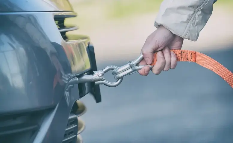Jak jechać holowanym samochodem? Zasady i bezpieczeństwo od eksperta