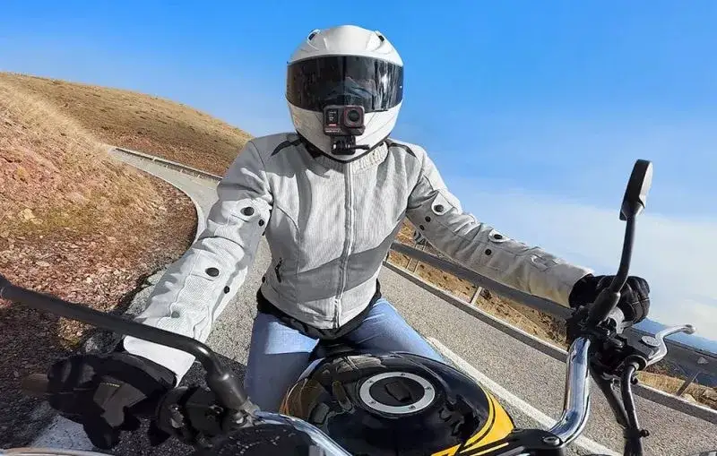 motocyklista z kamerą na kasku dynamiczne ujęcie