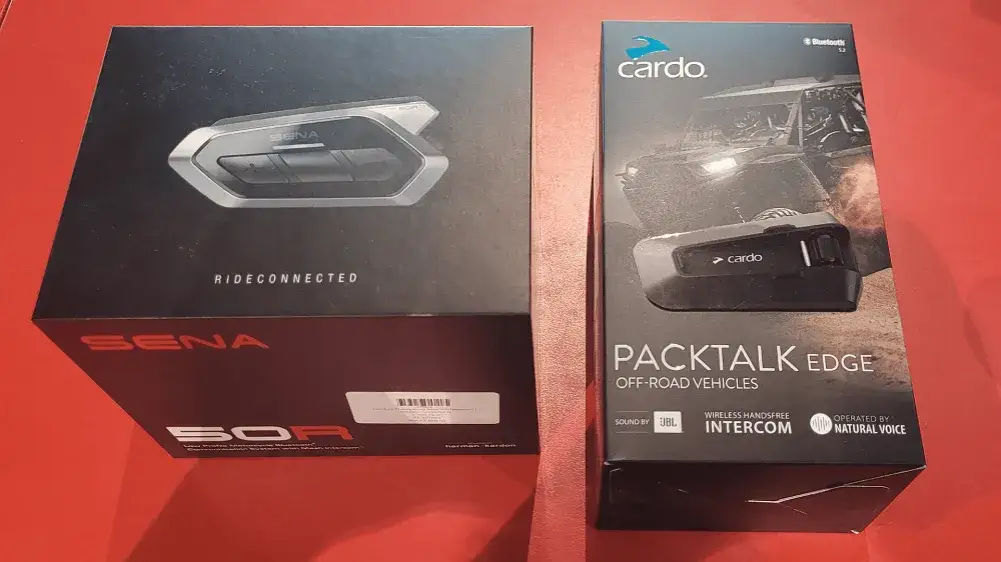 różne modele interkomów motocyklowych Cardo Sena Interphone
