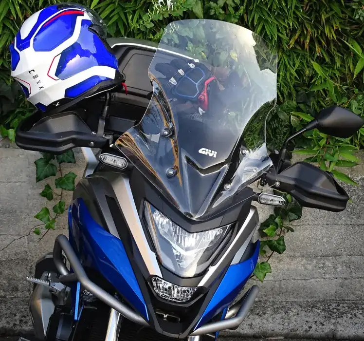 r&oacute;żne kąty nachylenia deflektora motocyklowego