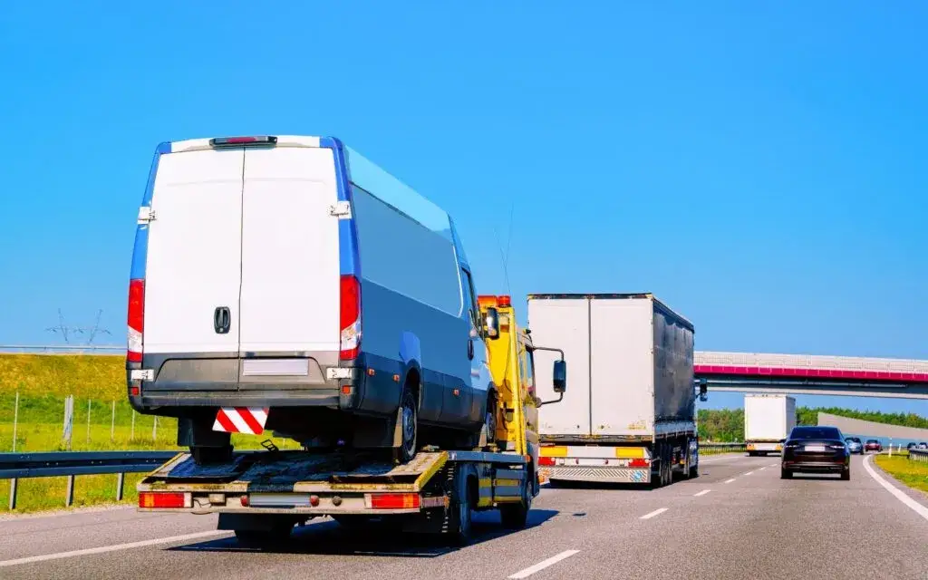 Laweta holująca większy pojazd typu SUV lub bus