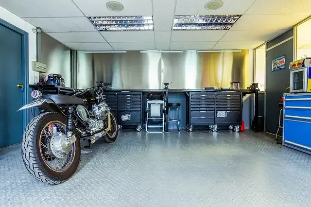Wnętrze profesjonalnego warsztatu motocyklowego z podnośnikiem