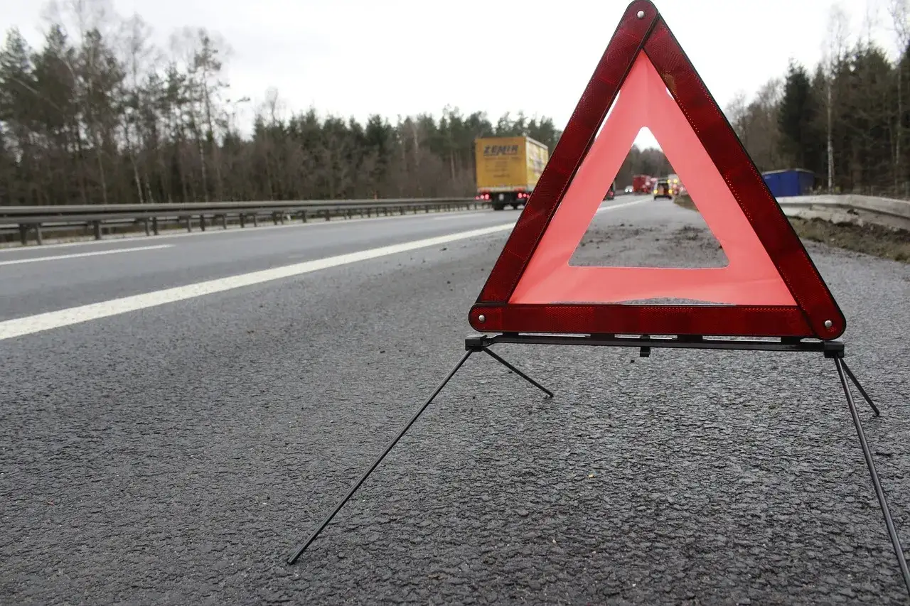 Awaryjne zatrzymanie na autostradzie trójkąt ostrzegawczy