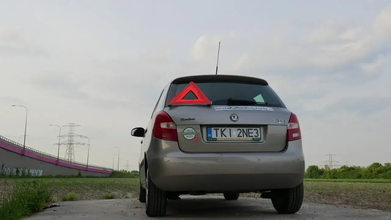 prawidłowo holowany samochód oznakowanie