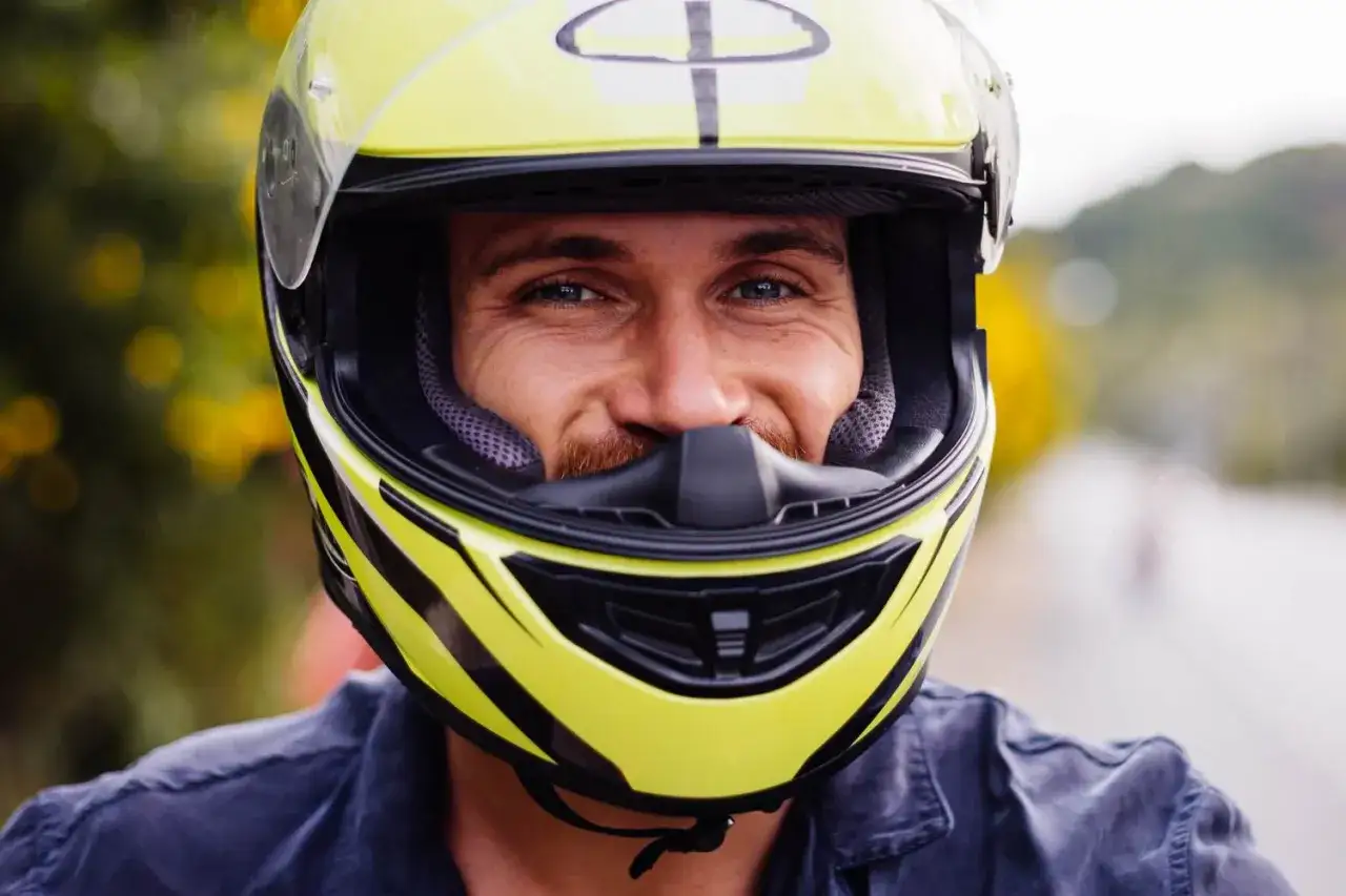 Prawidłowe dopasowanie kasku motocyklowego na głowie